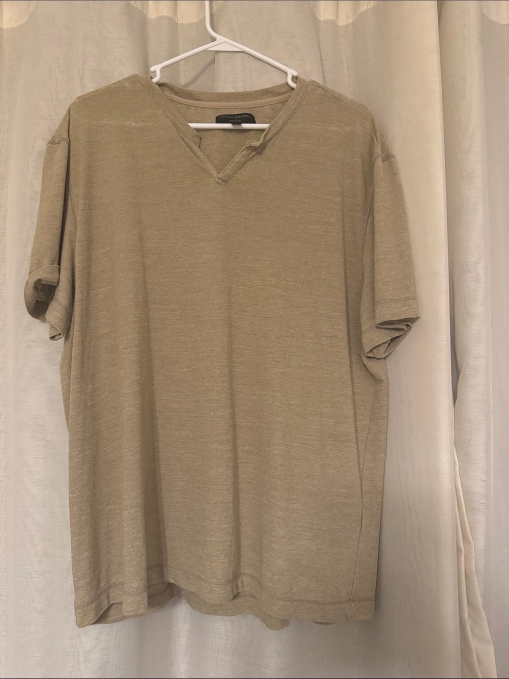 Banana Republic Men's V-Neck Tee. Linen Blend